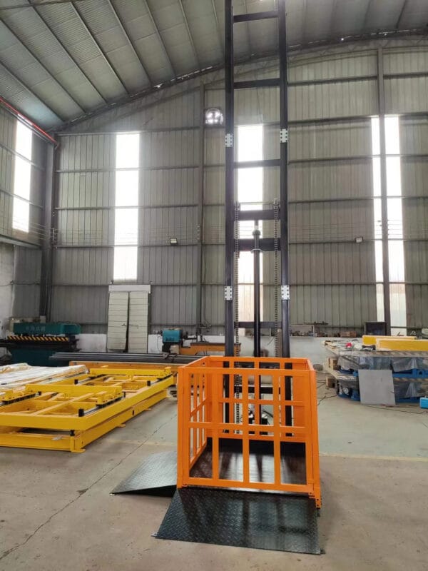 Hydraulic lifting freight elevator