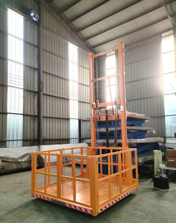 Hydraulic lifting freight elevator