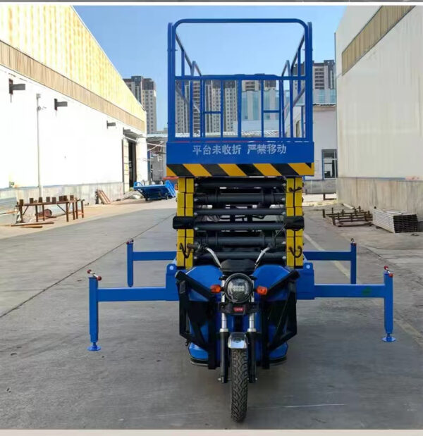 The electric tricycle lift can raise the vehicle to a height of four meters.