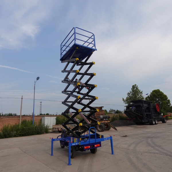 The electric tricycle lift can raise the vehicle to a height of six meters.