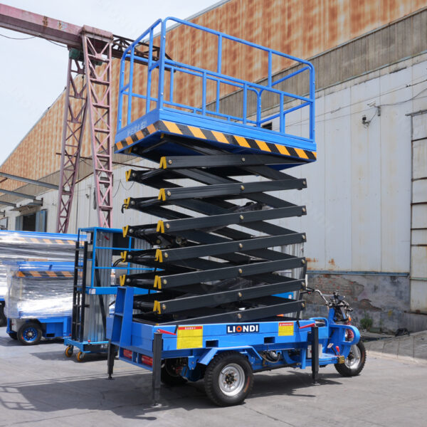 Three-Wheeled Aerial Work Platform for Exterior Wall Painting