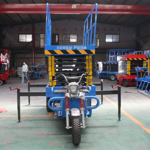 Three-Wheeled Aerial Work Platform for Exterior Wall Painting